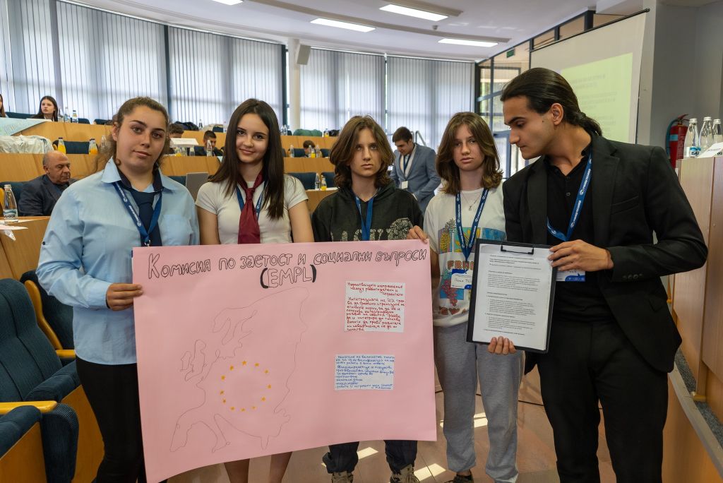 ЕВРОПА ПРЕЗ ОЧИТЕ НА МЛАДИТЕ СИМУЛАЦИЯ НА ЕВРОПЕЙСКИ ПАРЛАМЕНТ В ДИМИТРОВГРАД