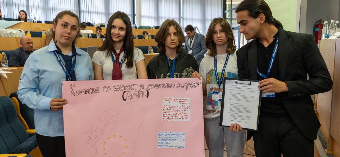 ЕВРОПА ПРЕЗ ОЧИТЕ НА МЛАДИТЕ СИМУЛАЦИЯ НА ЕВРОПЕЙСКИ ПАРЛАМЕНТ В ДИМИТРОВГРАД