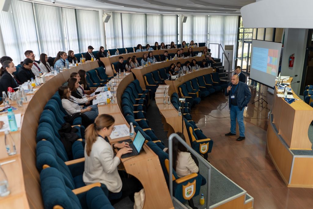 ЕВРОПА ПРЕЗ ОЧИТЕ НА МЛАДИТЕ СИМУЛАЦИЯ НА ЕВРОПЕЙСКИ ПАРЛАМЕНТ В ДИМИТРОВГРАД