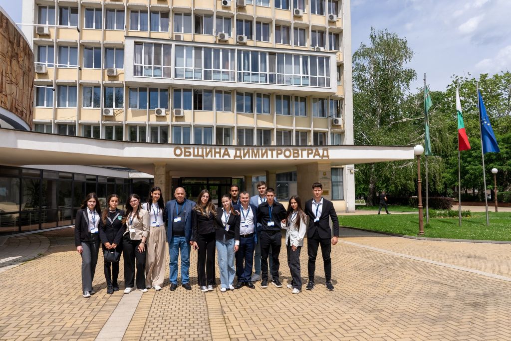 ЕВРОПА ПРЕЗ ОЧИТЕ НА МЛАДИТЕ СИМУЛАЦИЯ НА ЕВРОПЕЙСКИ ПАРЛАМЕНТ В ДИМИТРОВГРАД
