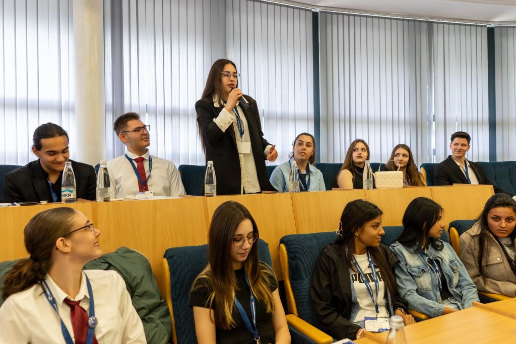 ЕВРОПА ПРЕЗ ОЧИТЕ НА МЛАДИТЕ СИМУЛАЦИЯ НА ЕВРОПЕЙСКИ ПАРЛАМЕНТ В ДИМИТРОВГРАД