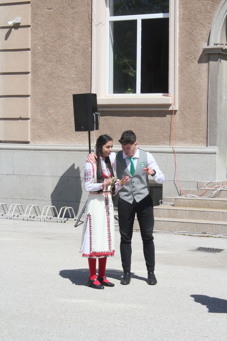 Предаване на книгата на випуските