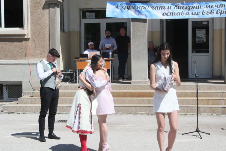 Предаване на книгата на випуските