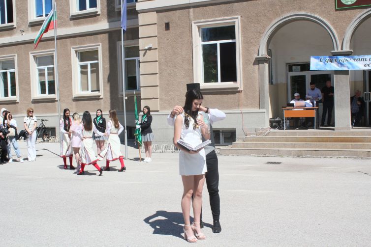 Предаване на книгата на випуските
