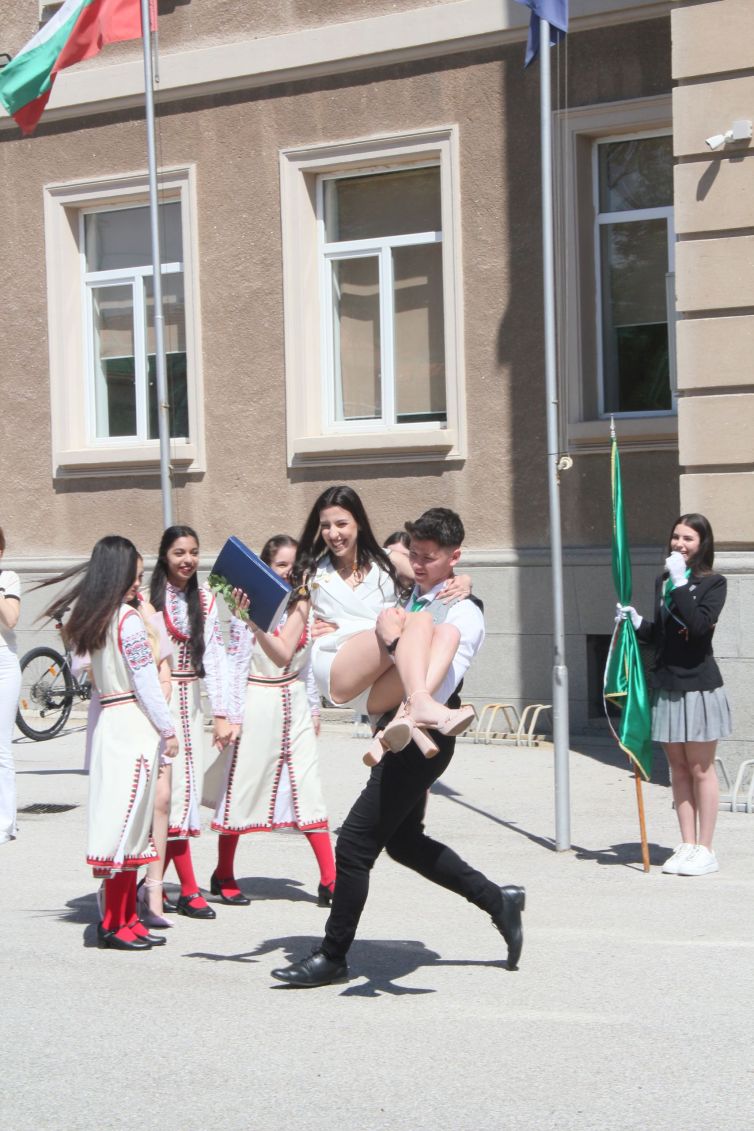 Предаване на книгата на випуските