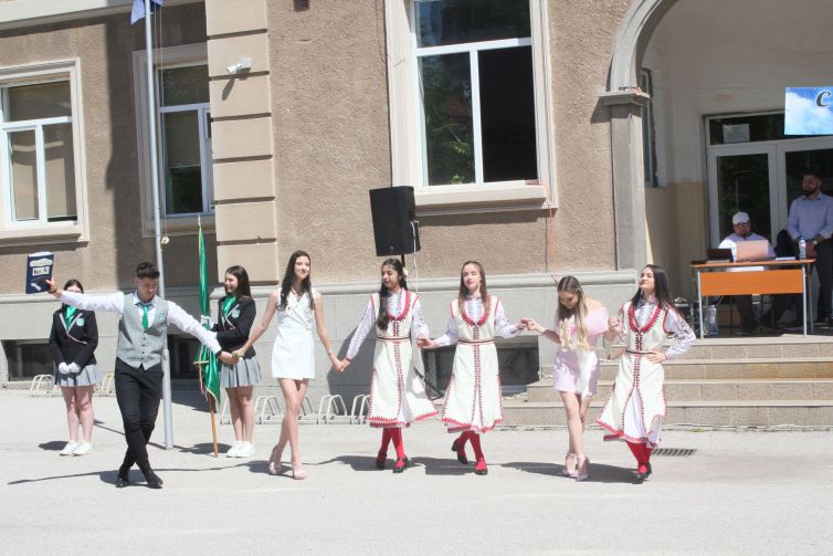 Предаване на книгата на випуските
