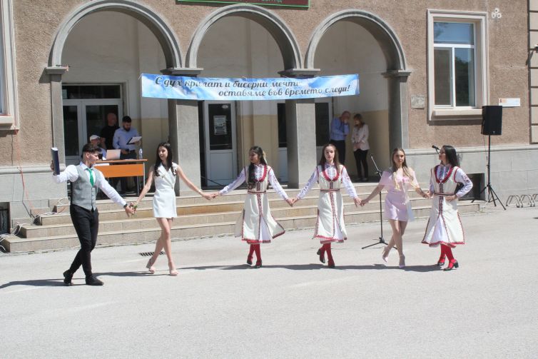 Предаване на книгата на випуските