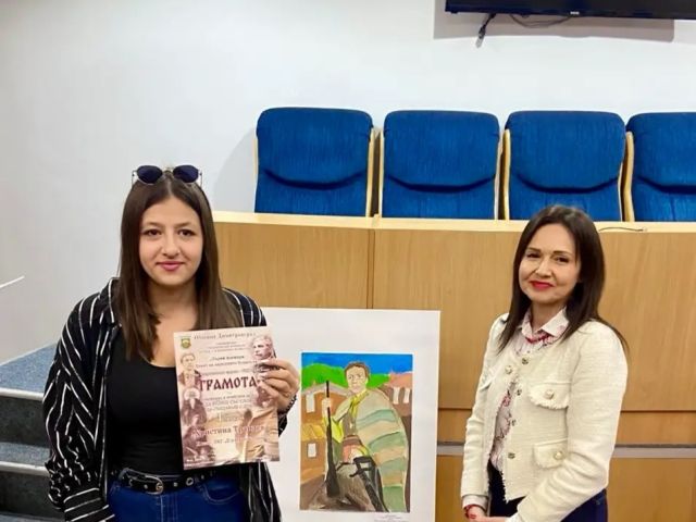 Християна Трандева е отличена с първа награда на общинския конкурс за есе "Да будиш със слово, да създаваш с дух"