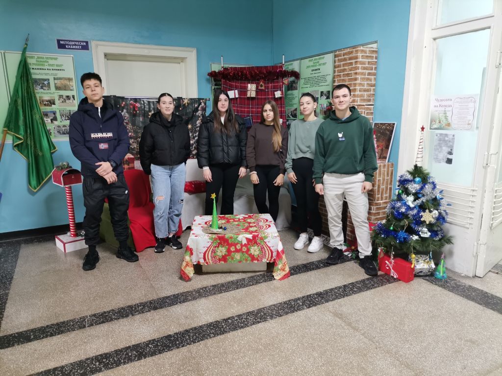 Общината отличи своите даровити деца - на снимката някои от наградените в областта на спорта