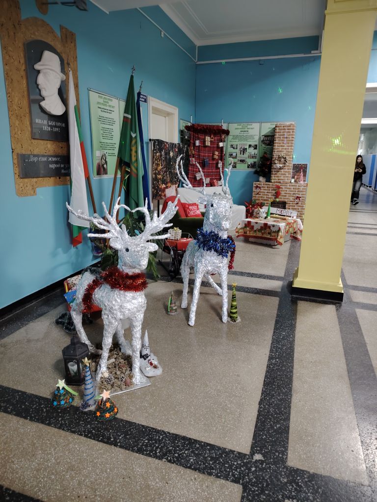 Коледен кът, изработен от Ученическия съвет